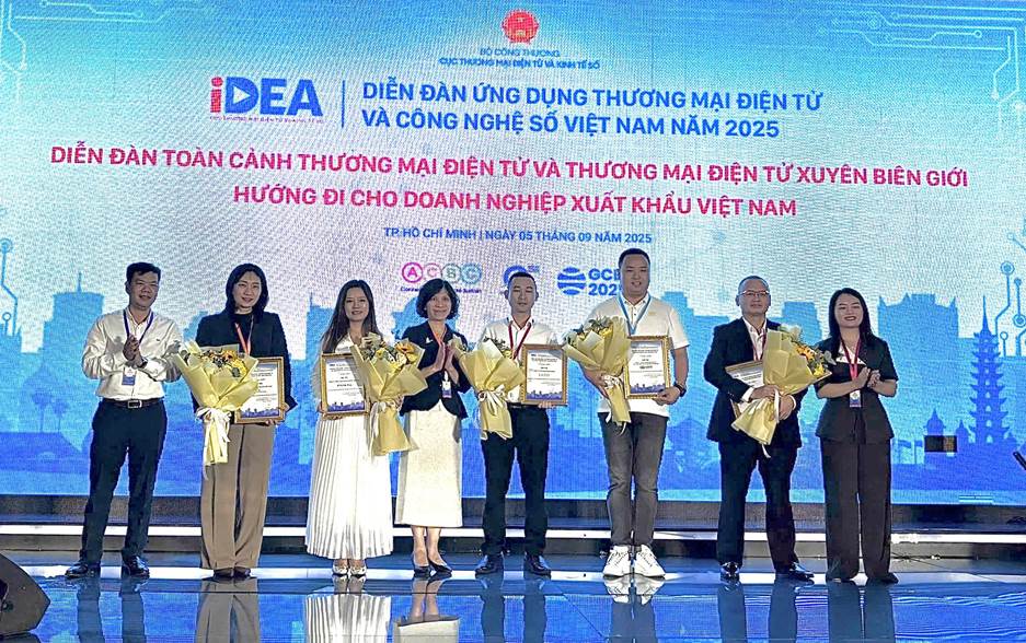 A group of people holding awards
AI-generated content may be incorrect.